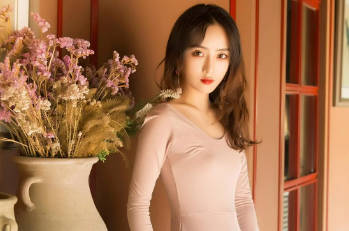Tháo dỡ cầu thang bê tông tại Nhà Bè, TPHCM